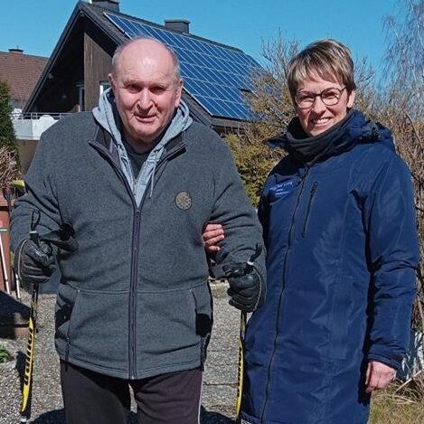 Patient Achim Plaha mit Therapeutin